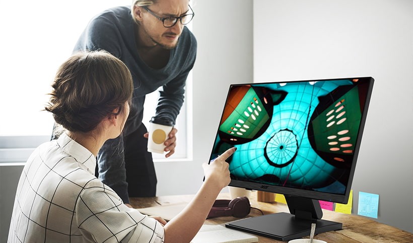 Equip your workforce with Acer displays Colleagues looking at a display