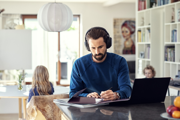 ADAPT-660_lifestyle_wfh_01-600px
