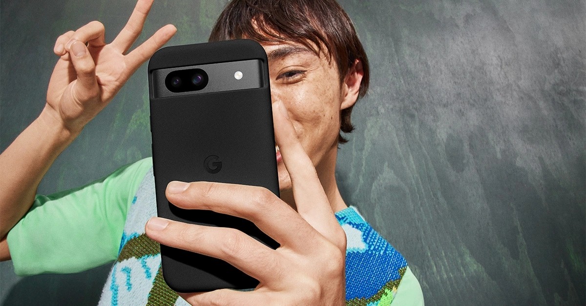 Person hält Google Pixel 8a in die Kamera