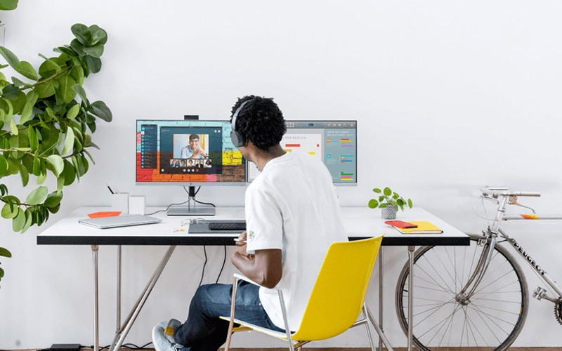 Monitor adjustability and connectivity in an energy-efficient design HP EliteDisplay monitors in use