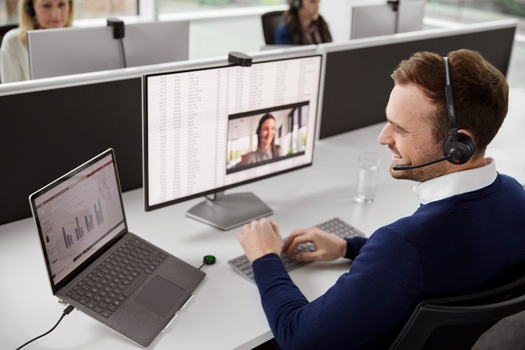Jabra-Engage-55-Stereo-Lifestyle-Male-Office-Screen-Medium-750x500