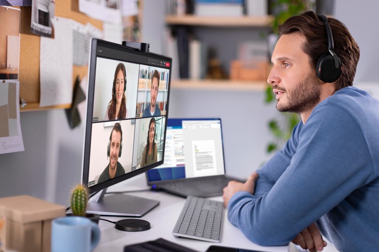 Die perfekte Ergänzung: Evolve 2 65 Flex und die PanaCast 20. Jabra Evolve2 65 Flex Male on Calls in Home Office Teams Medium