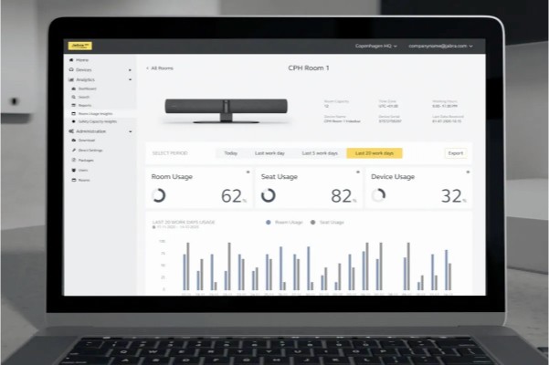 Die PanaCast 50 sorgt dafür, dass die Social-Distancing-Vorgaben in  Meetingräumen konsequent eingehalten werden. Unsere intuitive Software zählt  anonym, wie viele Personen anwesend sind, und informiert Sie, sobald die zulässige  Personenzahl überschritten wird.