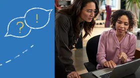 Eine Beratungssituation ist abgebildet, in der eine Frau anhand mittels eines Laptops eine andere Frau berät.