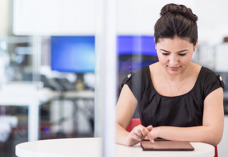 Frau tippt auf Tablet